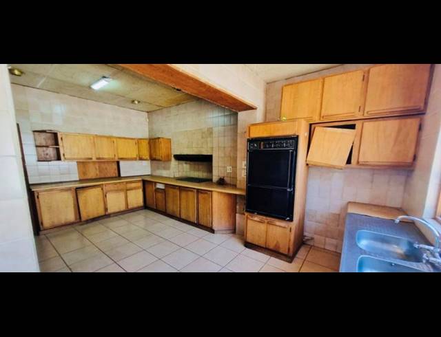 7 BEDROOM HOUSE FOR SALE IN KENSINGTON